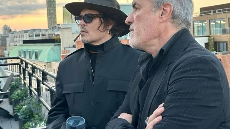 Celebrating a Legend: Johnny Depp’s Tribute to Jeff Beck, Featuring Iconic Sunglasses
