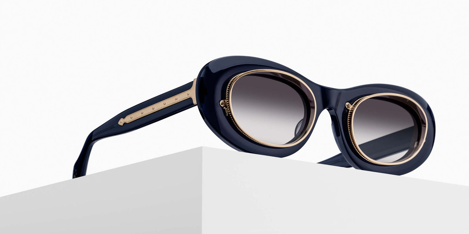 Matsuda 10604H 49 - Dark Navy Crystal / Gray Gradient #id:10604hdarknavycrystalgreygradientsunglass_s:102105