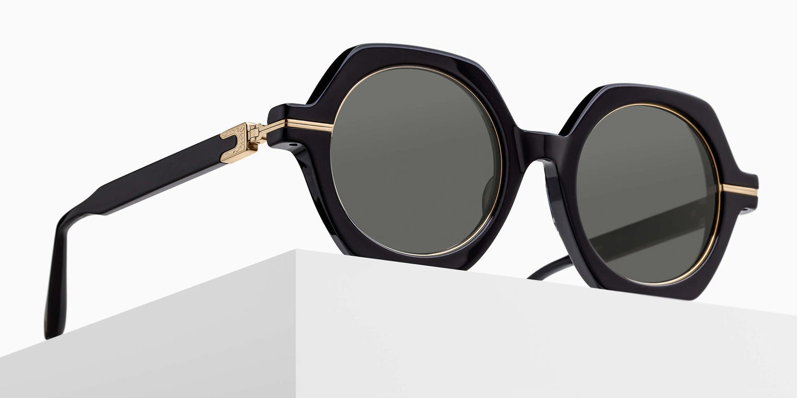 Matsuda M2072 48 - Black/Brushed Gold / Gray Solid #id:m2072blackbrushedgoldgreysolidsunglass_s:100105