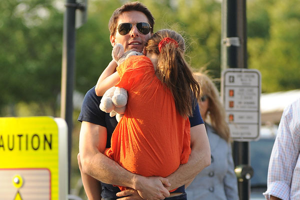 Tom Cruise Reunites with His Daughter in Style Wearing Iconic Ray-Ban RB3025 Aviators