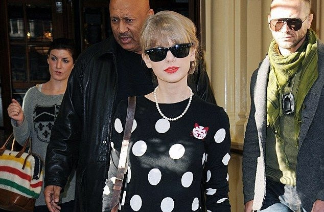 Effortlessly Stylish: Taylor Swift’s Ray-Ban RB2132 Sunglasses