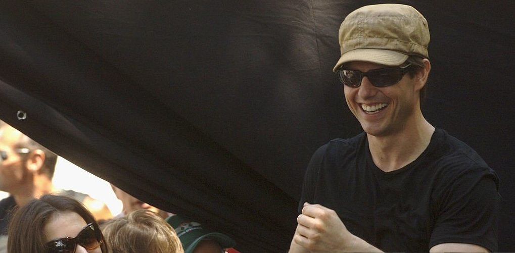 Tom Cruise Films Mission: Impossible 3 in Rome Wearing Oliver Peoples Zed Sunglasses