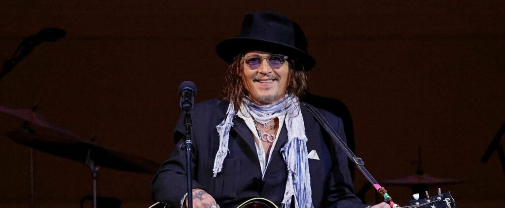 Pastel Shades and Rock ‘n’ Roll: Johnny Depp’s Iconic Look at Patti Smith Tribute