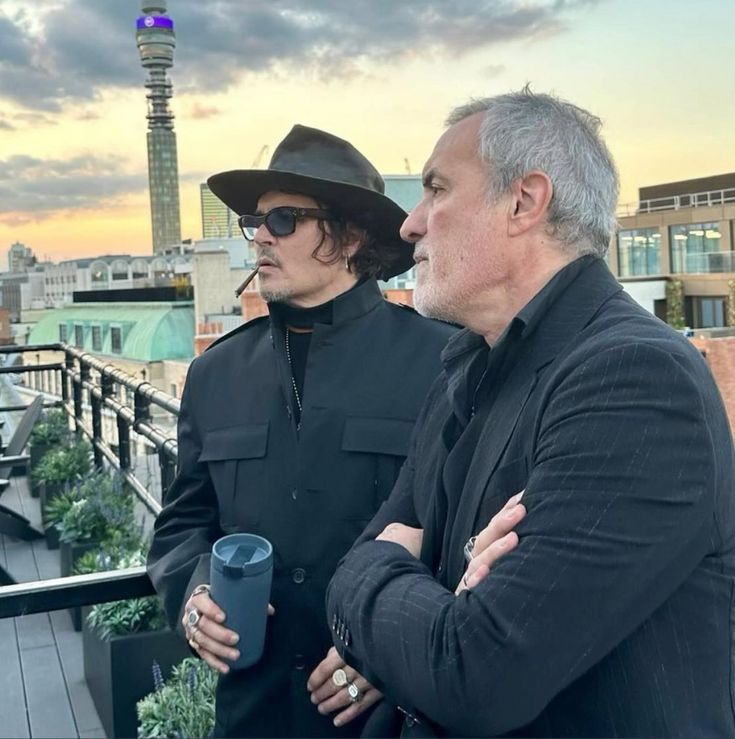 Celebrating a Legend: Johnny Depp’s Tribute to Jeff Beck, Featuring Iconic Sunglasses