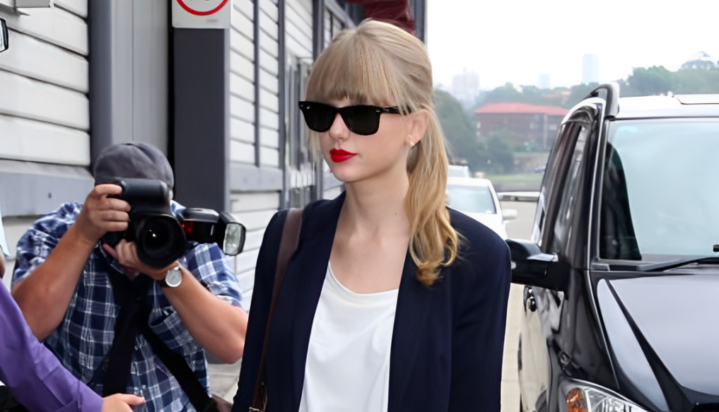 Taylor Swift Lands in Sydney Wearing Ray-Ban New Wayfarer RB2132