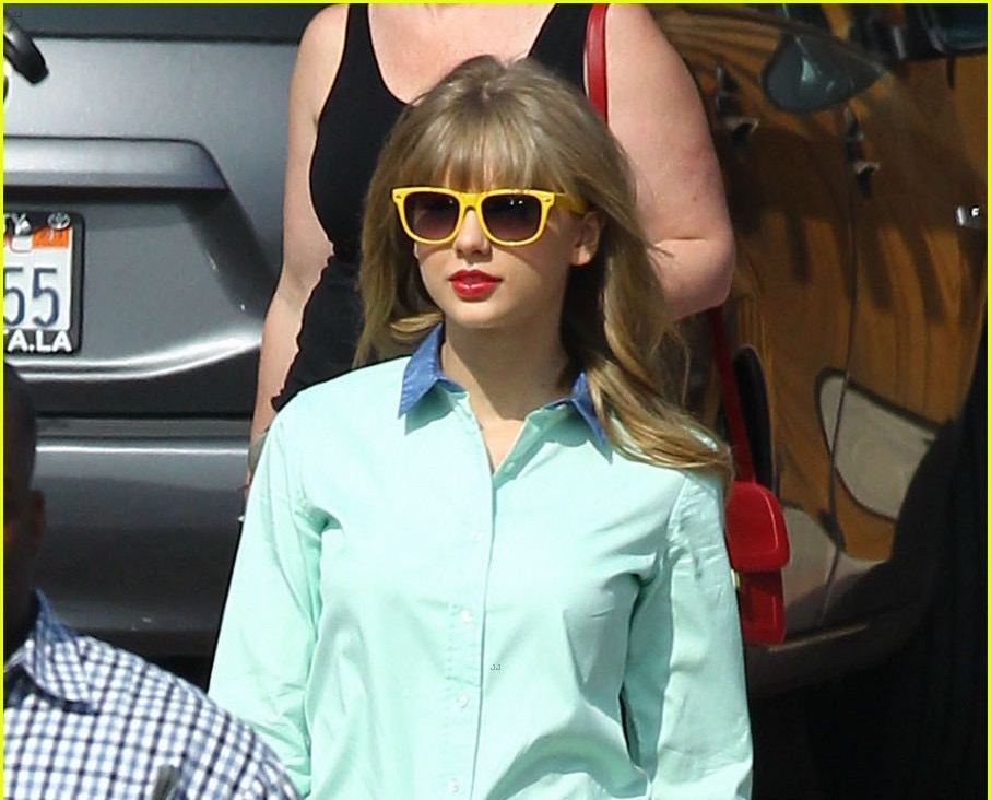 The One Pair of Sunglasses Taylor Swift Wore Over and Over: Ray-Ban RB2140