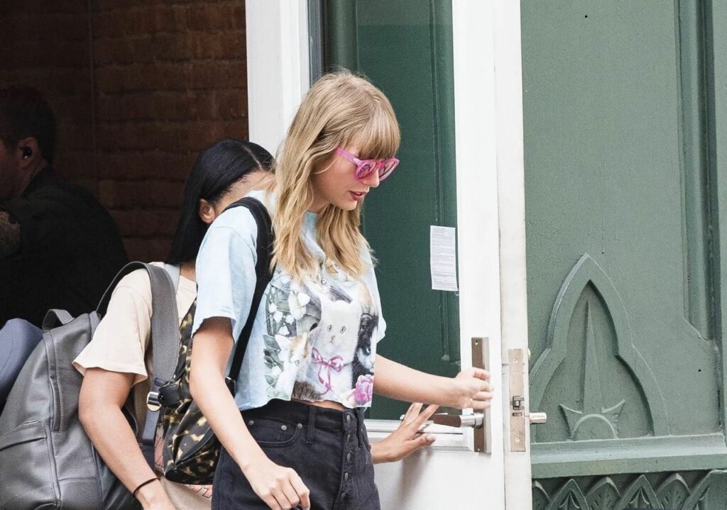 A Day Out in New York: Taylor Swift Rocks Le Specs Hey Macarena Shades