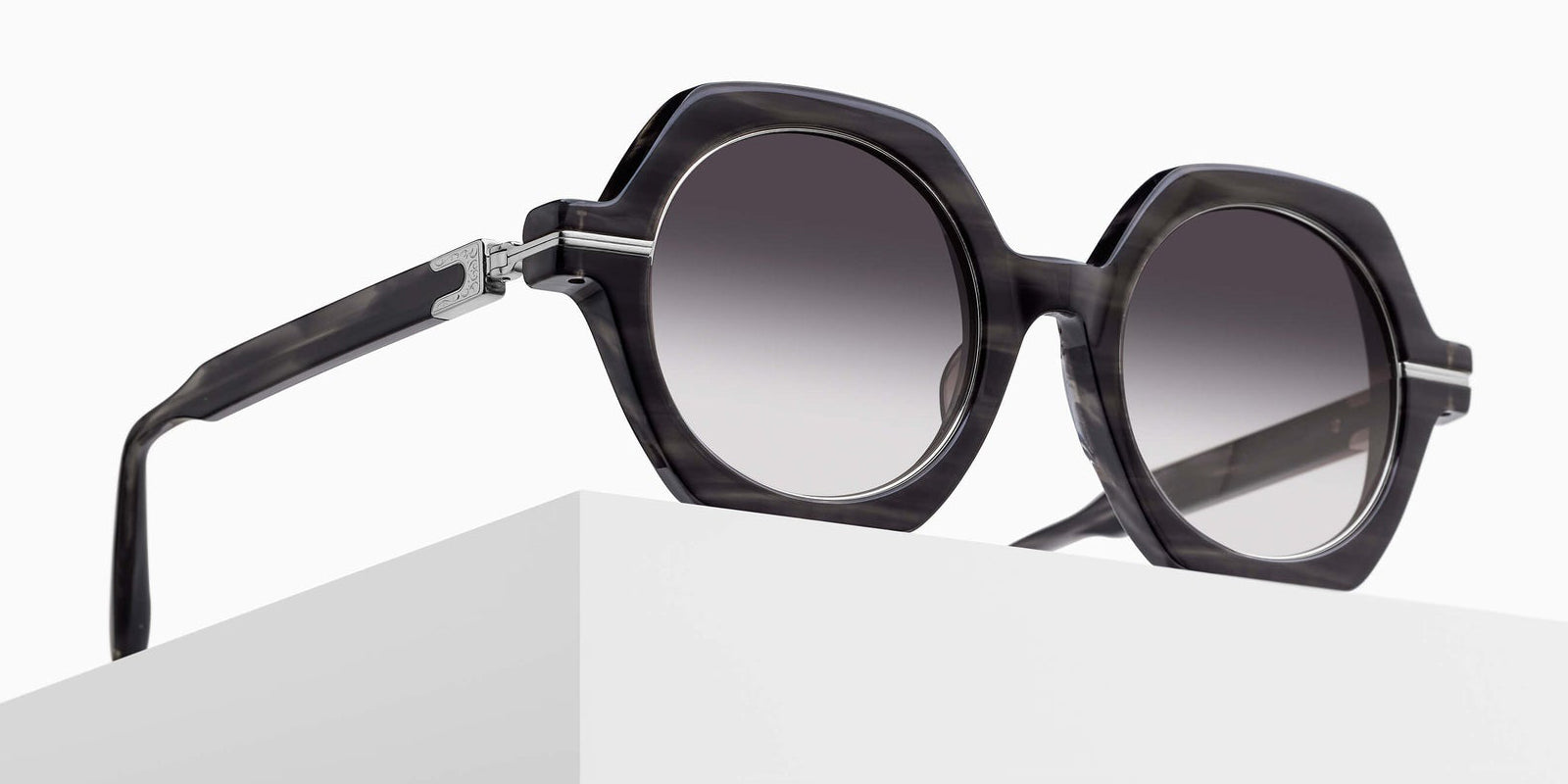 Matsuda M2072 48 - Black Stripe/Brushed Silver / Gray Gradient #id:m2072blackstripebrushedsilvergreygradientsunglass_s:102105