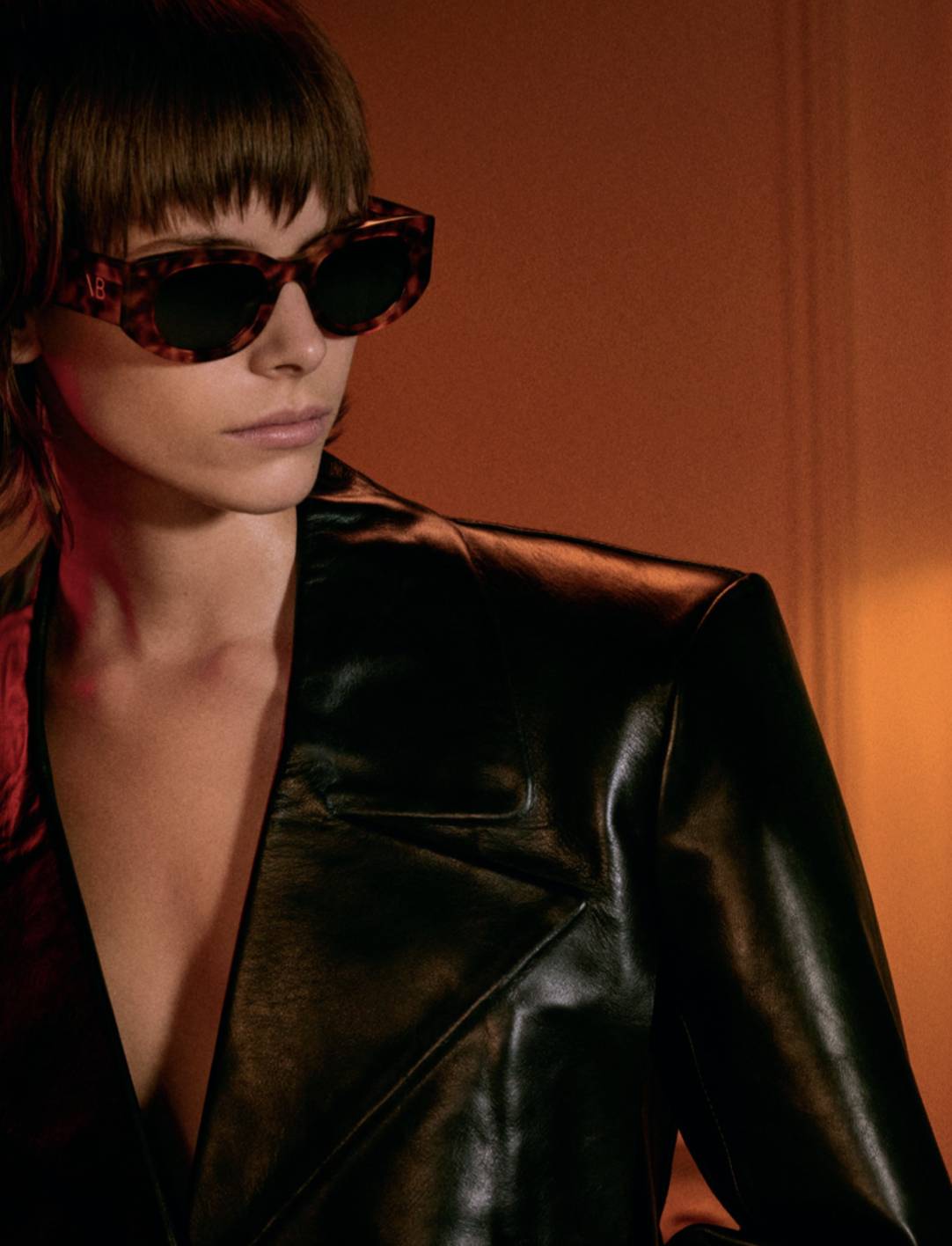 Victoria Beckham's 2023 Summer Eyewear Collection is a modern pair of glasses that will not only protect you from the sun, but also give your style a modern and bright look.