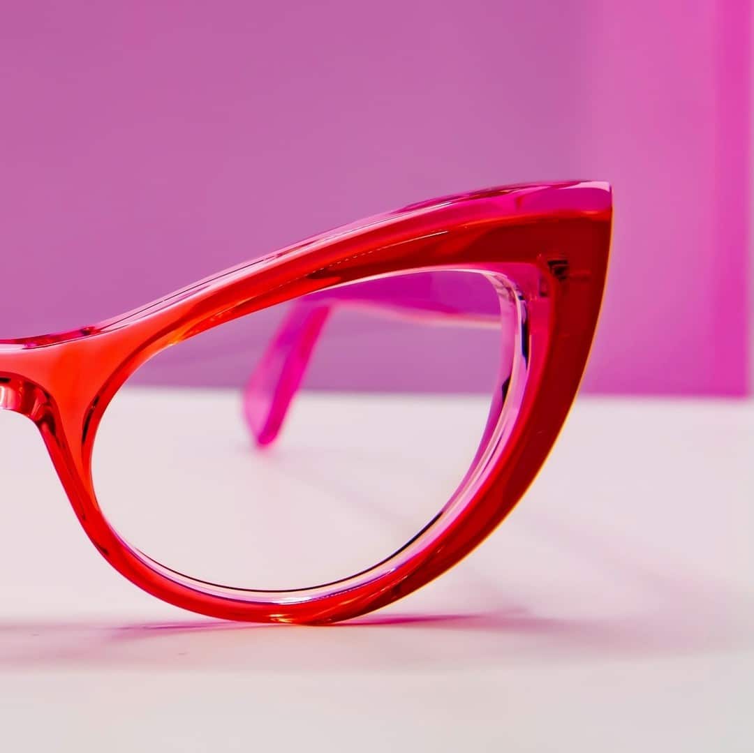 glasses from the Kirk & Kirk brand speak for themselves - red colors attract with their brightness and style of creation