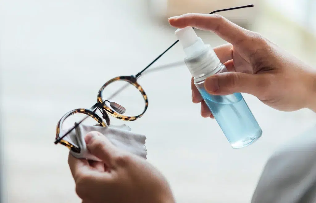 Eyeglass cleaning spray