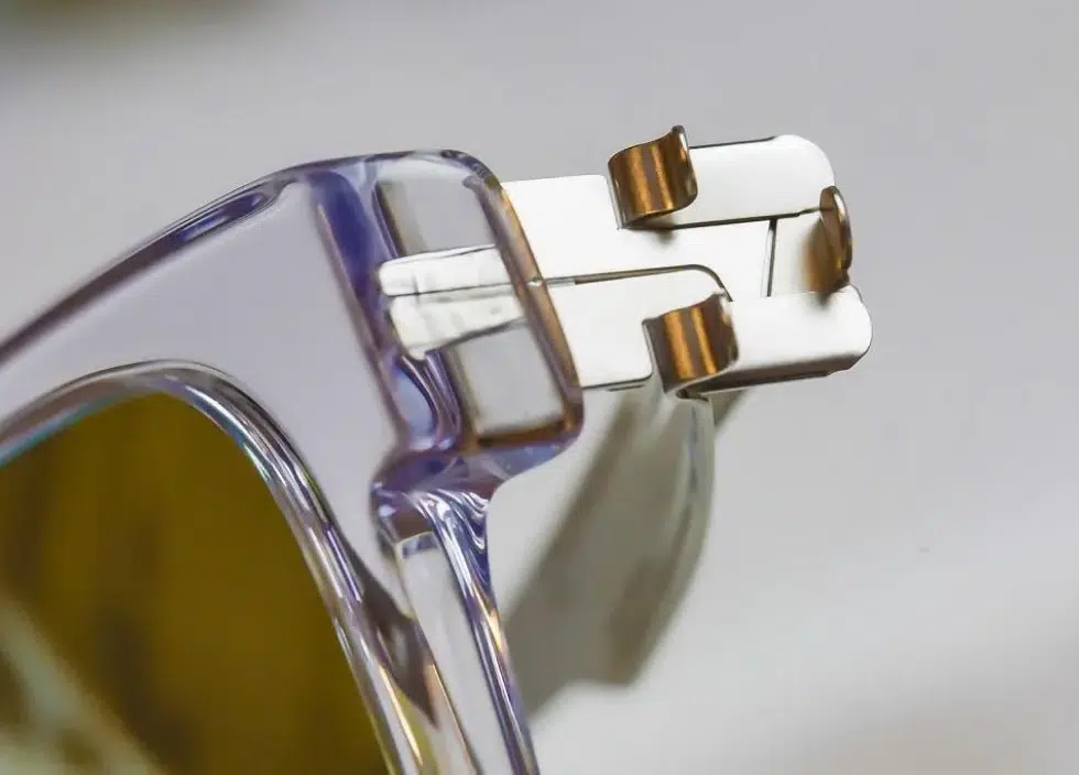 ic! Berlin’s screwless hinge system