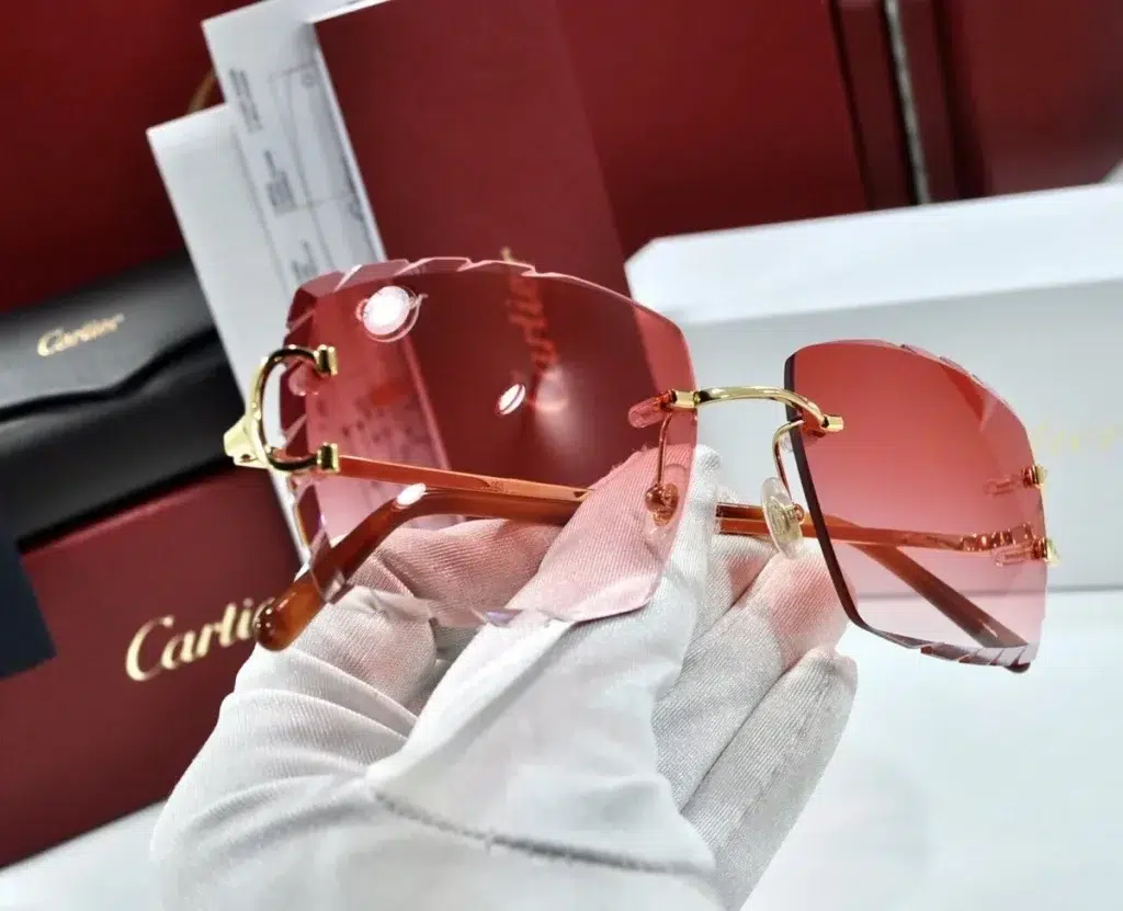 Red Cartier C Décor frames