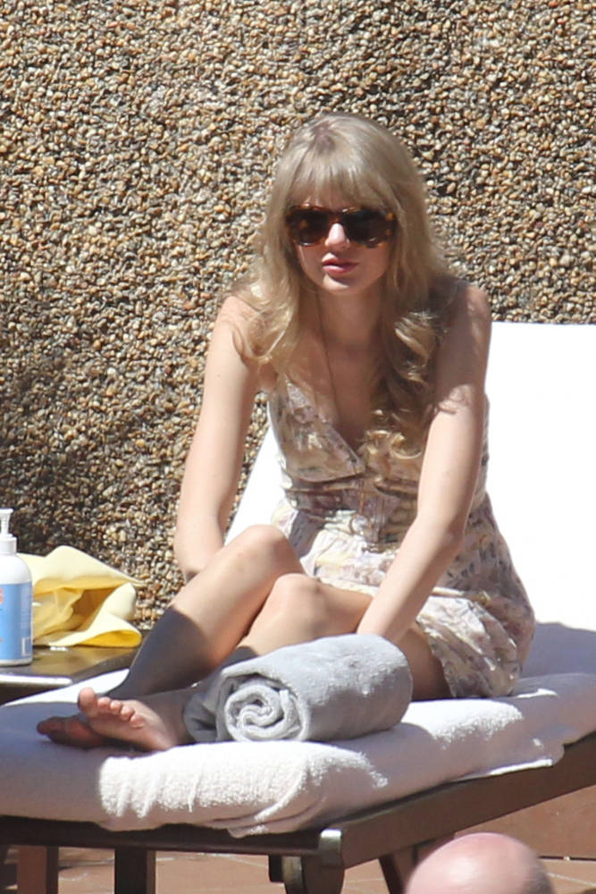 taylor enjoys sun shades