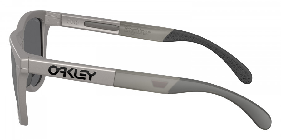 Color: Titanium (928423) - OAKLEY OO928492842355